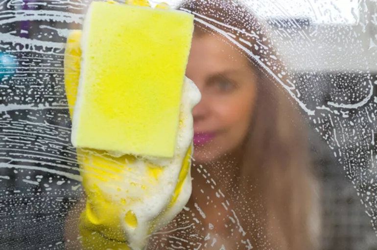 Duş kabini nasıl temizlenir? Kir ve sabun izlerini kabartma tozu macunu ile yok edin!