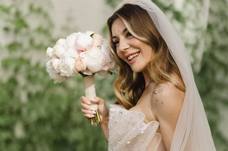 Duy Beni'nin Bahar'ı Ege Kökenli dünyaevine girdi! Düğün pozları Instagram'ı salladı