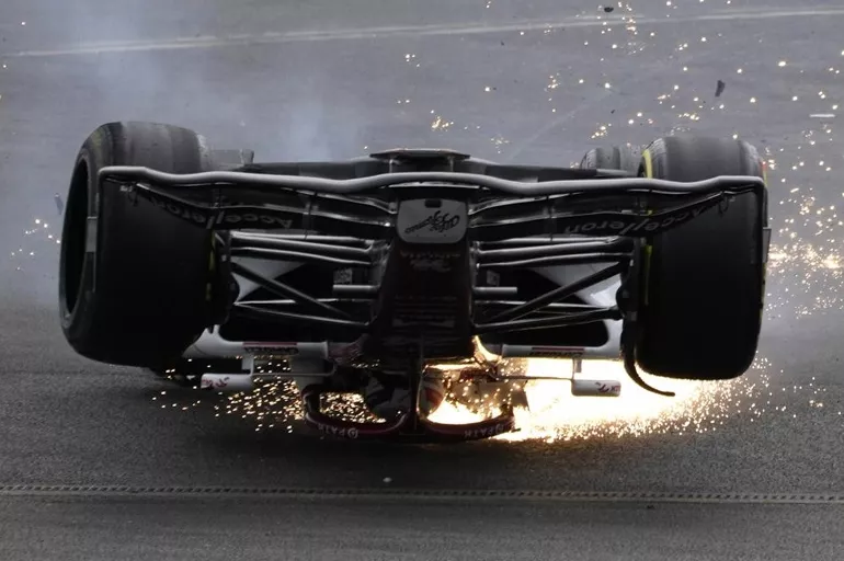 Formula 1'de korkunç kaza! Halo sistemi Guanyu Zhou'yu hayatta tuttu