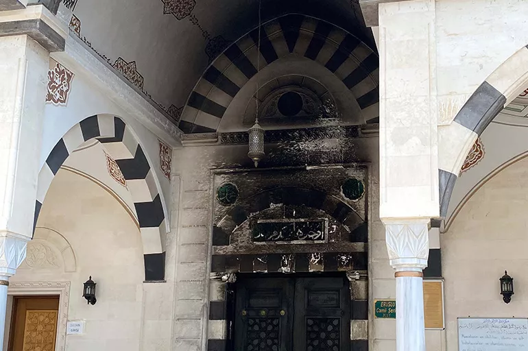Gaziantep'de skandal olay! Cami kapısını benzinle ateşe verdi