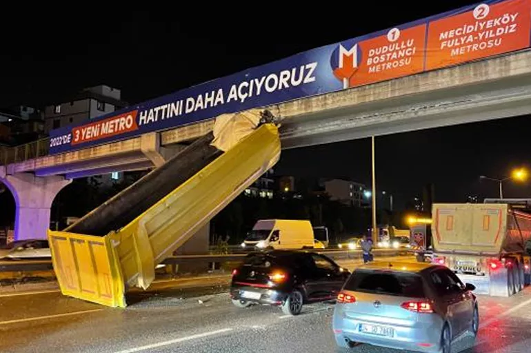 İstanbul'da faciadan dönüldü: Kamyonun dorsesi üst geçide çarptı!
