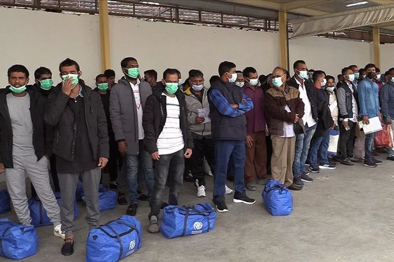 İstanbul'da kamyondan atlayıp kaçmaya çalıştılar! 132 düzensiz göçmen yakalandı