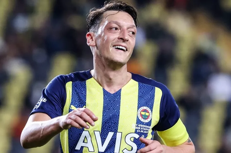 Mesut Özil veda etti! Fenerbahçe'den ayrılan yıldız oyuncunun yeni adresi şaşırttı