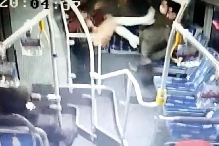 Metrobüste şok olay: Tacize uğradım diyen kadın adama tekmeler savurdu!