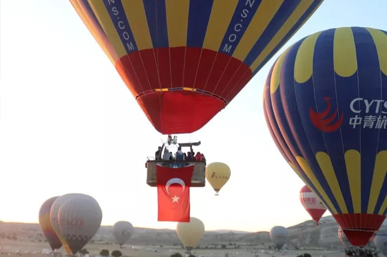 Sıcak hava balonları Türk bayraklarıyla havalandı! Şehit Ömer Halisdemir unutulmadı