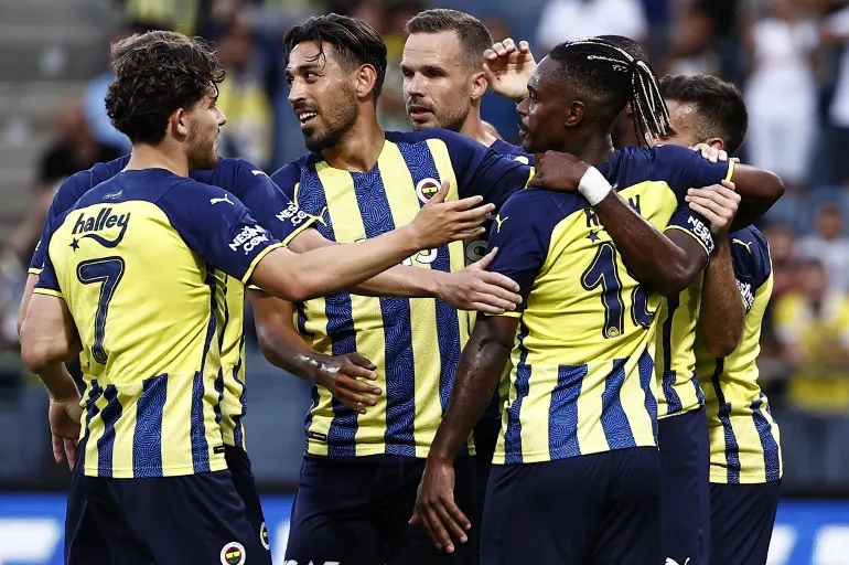 Son dakika: Fenerbahçe'nin UEFA kadrosu belli oldu! Jesus'tan 10 yıldıza kesik!