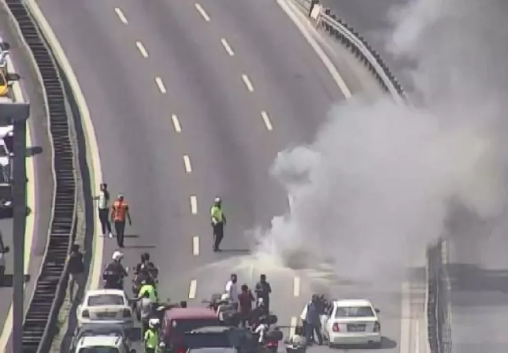 Son dakika: 15 Temmuz Şehitler Köprüsü girişinde motosiklet alev aldı