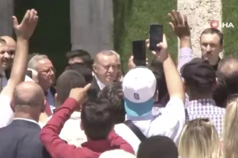 Son dakika: Cumhurbaşkanı Erdoğan cuma namazı için Eyüp Sultan Camii'nde! Vatandaşlardan sevgi seli