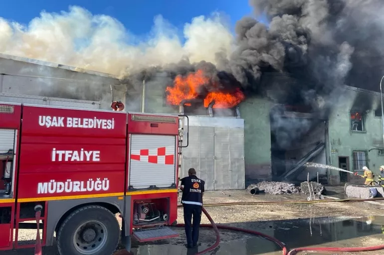 Son dakika: Uşak’ta tekstil fabrikasındaki yangın 6 saat sonra söndürüldü