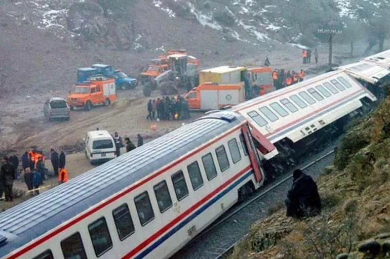 Tarihte Bugün (22 TEMMUZ): Sakarya'nın Pamukova ilçesinde tren kazası gerçekleşti! 41 kişi hayatını kaybetti!