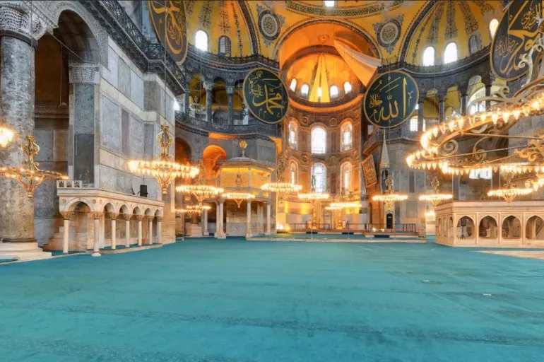 Tarihte Bugün (24 TEMMUZ): İstanbul'da tarihi bir gün yaşandı! 86 yıldır müze olarak hizmet veren Ayasofya Camii, yeniden ibadete açıldı!