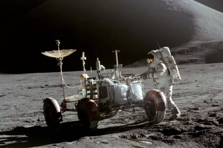 Tarihte Bugün (31 TEMMUZ): Ay üzerine 4. iniş! Astronotlar David Scott ve James Irwin, Ay'da 4 tekerlekli bir araçla gezdi!