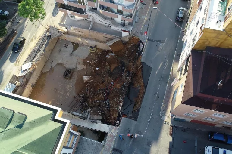 Üsküdar'da inşaatın istinat duvarı çöktü, 3 bina tahliye edildi