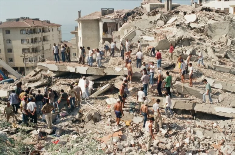 45 saniyede bir ülkenin en acı vakitleri saklı! Büyük Marmara depreminin üzerinden 23 yılı geçti