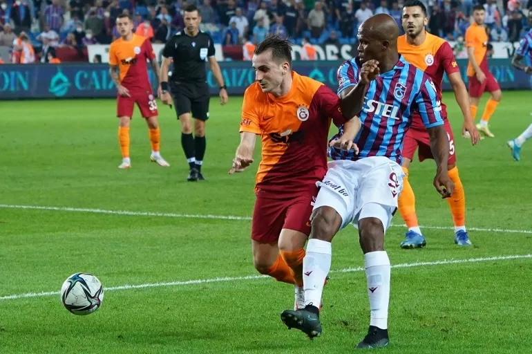 Trabzonspor, Galatasaray'ı konuk ediyor! İlk 11'ler belli oldu
