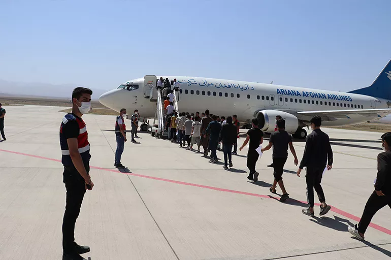 Afganistanlı 136 düzensiz göçmen ülkelerine gönderildi