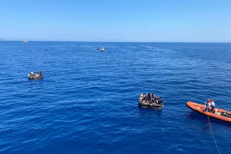 Aydın'da Yunan askerlerinin Türk kara sularına ittiği 25 düzensiz göçmen kurtarıldı