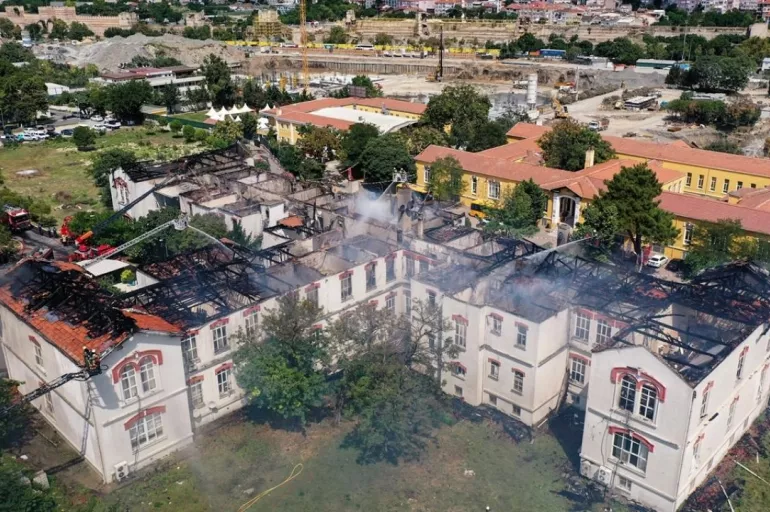 Balıklı Rum Hastanesi kül oldu! Hastane havadan böyle görüntülendi