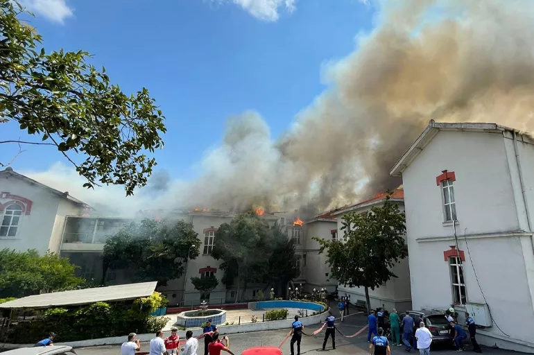 Balıklı Rum Hastanesi nerede, kaç yıllık? Balıklı Rum Hastanesi'nde neden yangın çıktı, söndürüldü mü?