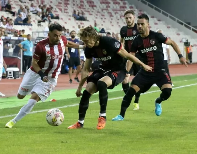 Bir frikik, bir penaltı ve birer puan! Sivasspor - Gaziantep FK maçı berabere bitti