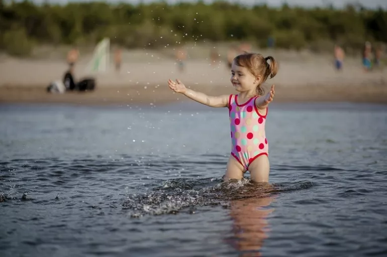 Çocuklarda su korkusu nasıl yenilir? Çocuğa zaman tanımak ve üzerinde baskı kurmamak suya alışmasına yardım eder!