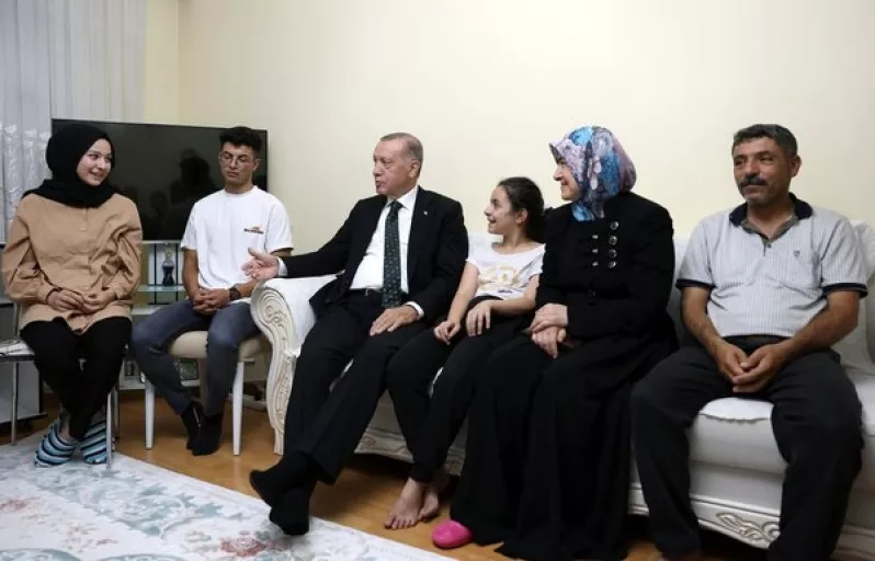 Erdoğan çay davetini geri çevirmedi! Bir vatandaşın evine konuk oldu