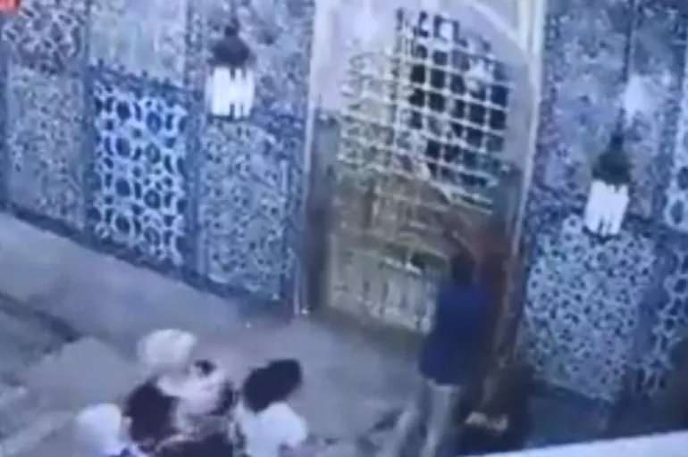 Eyüp Sultan Türbesi'ndeki çirkin saldırının görüntüleri ortaya çıktı! Çekiçle defalarca vurmuş