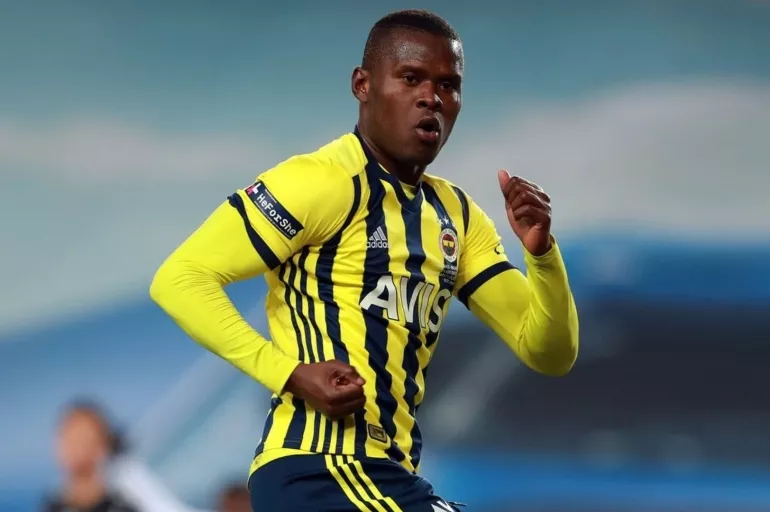 Fenerbahçe'de Samatta'ya beklenmedik teklif! Yıldız futbolcu takımdan ayrılıyor