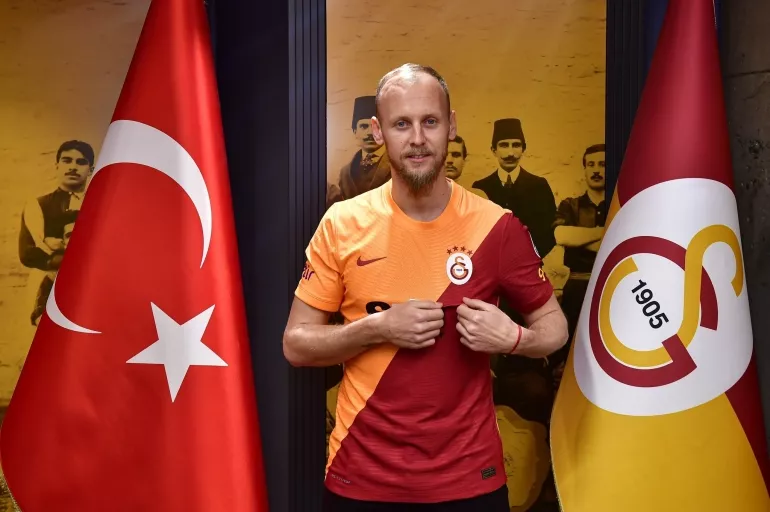Galatasaray'ın eski yıldızı futbolu bıraktı! Veda haberini sosyal medyadan duyurdu