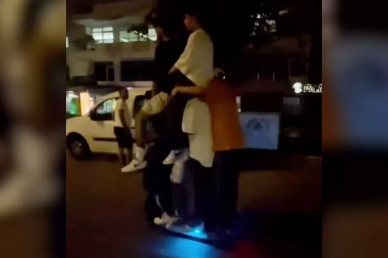 Gençlerin tehlikeli yolculuğu! Tek kişilik scooter'a 6 kişi bindi