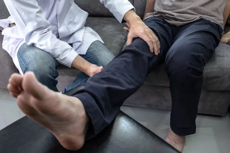 Huzursuz bacak sendromu nedir? Yaşam kalitesini düşüren hastalık tedavi edilebilir mi?