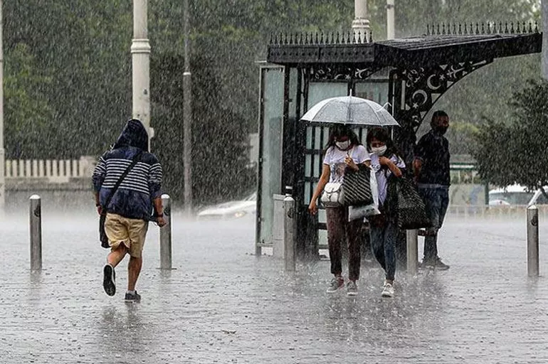 İstanbul'da fırtına kopacak! Şiddetli yağmur ve dolunun saati belli oldu