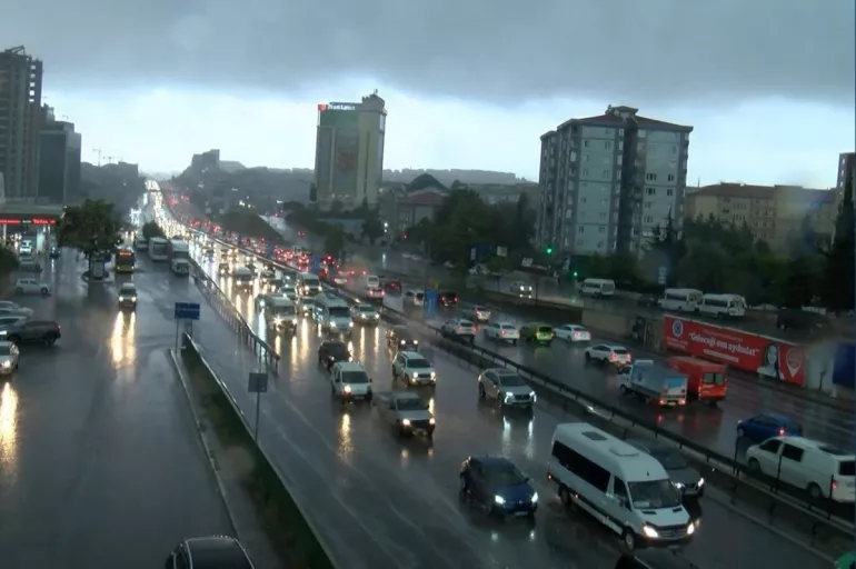 İstanbul trafiğini sağanak yağış vurdu! Yüzde 58'e ulaştı