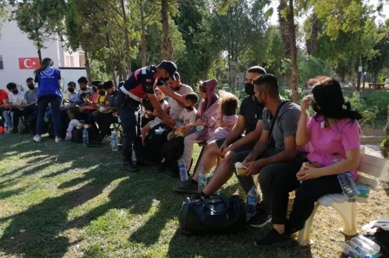 İzmir'de 8 günde 855 düzensiz göçmen yakalandı! 8 organizatör de gözaltında