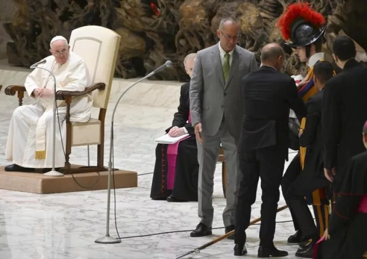 Papa panikledi: Bir anda en yakınındaki adamı yere yığıldı