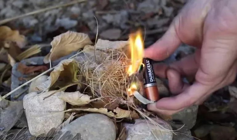 Pil ile nasıl ateş yakılır? İhtiyacınız olan şey kalem pil ve alüminyum folyo!
