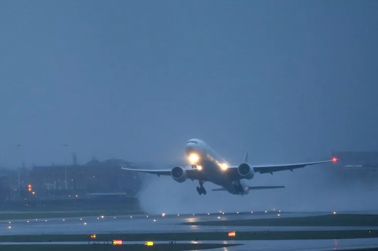 Sağanak yağış uçuşları da etkiledi! Uçaklar havalimanına inmekte zorluk çekiyor