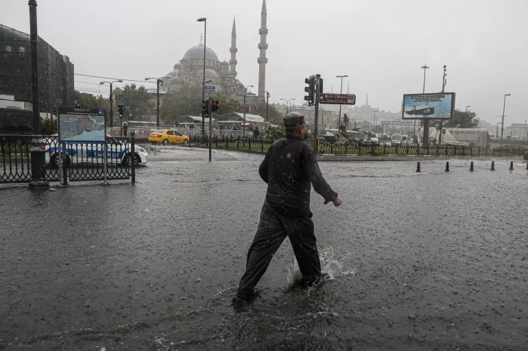 Sağanak yağış ve altyapı yetersizliği sebebiyle İstanbul'da hayat felç oldu