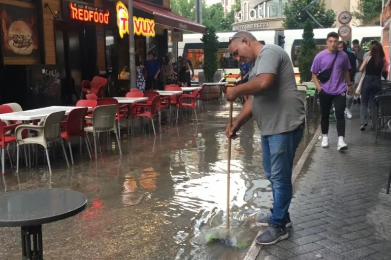Son dakika! İstanbul'da beklenen yağmur başladı yollar göle döndü araçlar sulara gömüldü! Hortum riski var