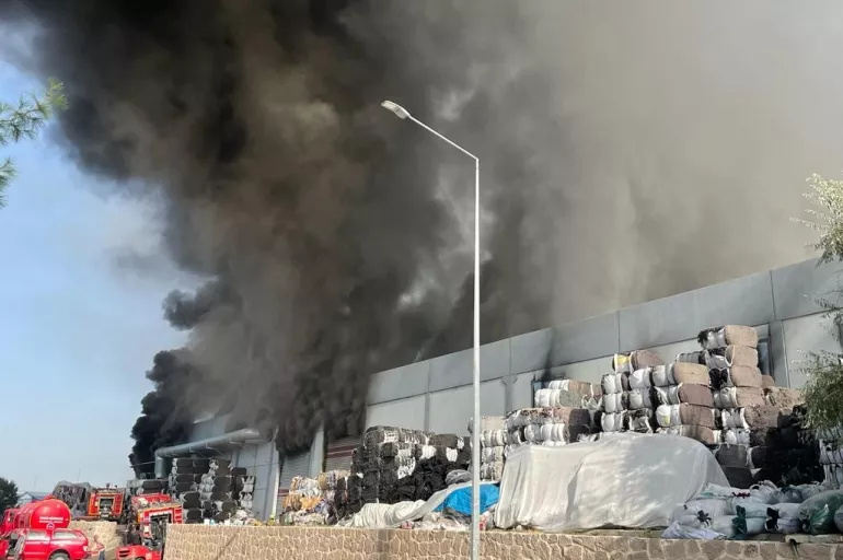 Son dakika: Uşak'ta iplik fabrikasında korkutan yangın