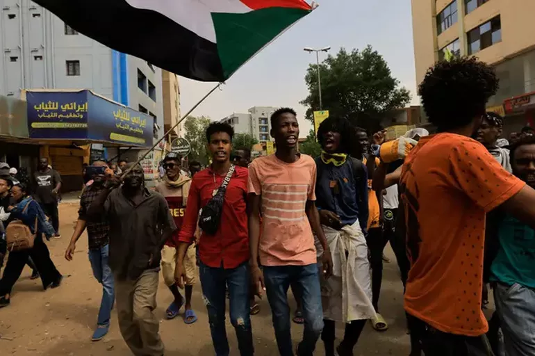Sudan'da sular ısınıyor! Göstericiler sokağa indi 'Ordu kışlana dön' çağrısı yapıldı