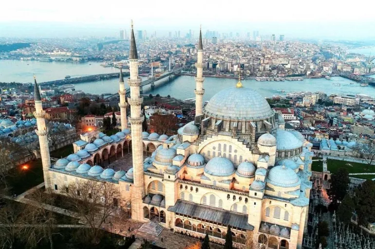 Tarihte Bugün (16 Ağustos): Süleymaniye Camii törenle açıldı. Cami, Mimar Sinan'ın kalfalık devri eseri olarak nitelendiriliyor!