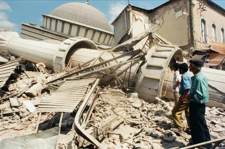Tarihte Bugün (17 Ağustos): Türkiye depremlerle sarsıldı! Erzurum ve Bingöl'de 450; Kocaeli Gölcük'te 18.373 kişi deprem sebebiyle öldü!