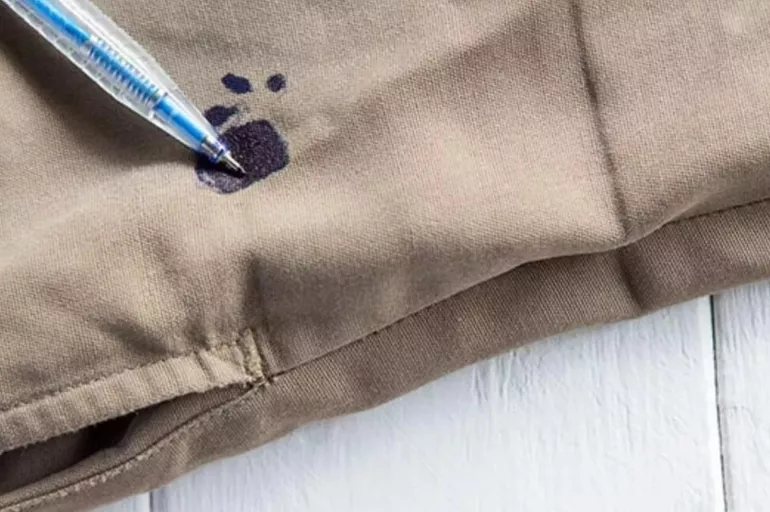 Tükenmez kalem lekesi nasıl çıkarılır? Domates, süt ve saç spreyi mürekkep lekelerinde etkili bir temizlik sağlıyor!