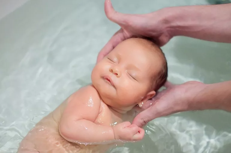 Yenidoğan bebekler ne zaman yıkanmalı? Eğer göbek kordonu düştü ise doğumdan 10 gün sonra bebeği yıkayabilirsiniz!
