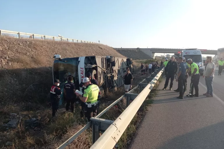 Yolcu otobüsü şarampole yuvarlandı: 1 ölü, 30 yaralı