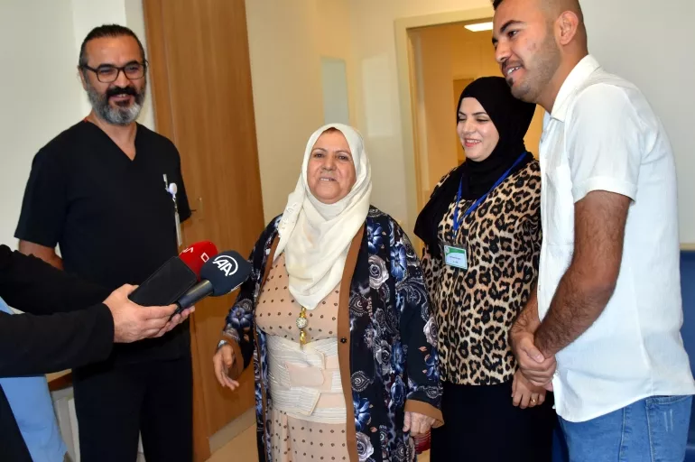 2 yıldır tekerlekli sandalyeye mahkum olan hasta Eskişehir'de geçirdiği operasyonla yürümeye başladı