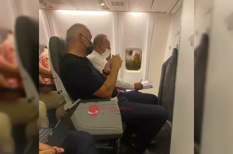 Bakan Çavuşoğlu ve Mehmet Nuri Ersoy iç hat uçuşunda görüntülendi!
