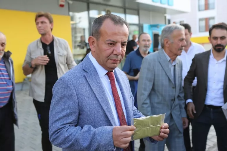 CHP'li Tanju Özcan HDP Genel Merkezi'ne kına gönderdi