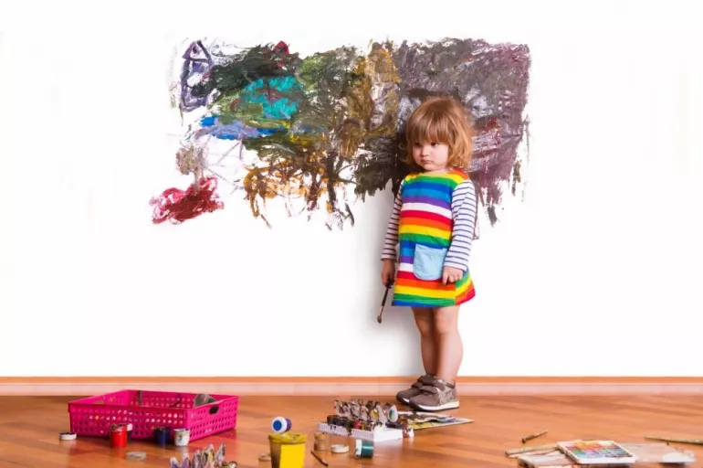 "Çocuğum evdeki duvarları boyuyor!" Kağıt ve boş sayfa dışında her yeri boyayan bir çocuğa nasıl yaklaşılmalı?